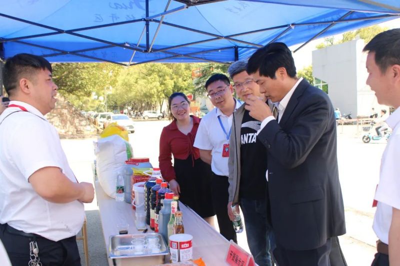 湖南鐘情餐飲管理有限責任公司,餐飲管理,鐘情餐飲管理,團體膳食,大學食堂,學院食堂,學校餐飲