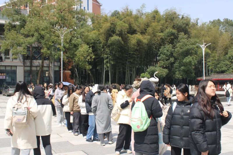 湖南鐘情餐飲管理有限責(zé)任公司,餐飲管理,鐘情餐飲管理,團(tuán)體膳食,大學(xué)食堂,學(xué)院食堂,學(xué)校餐飲